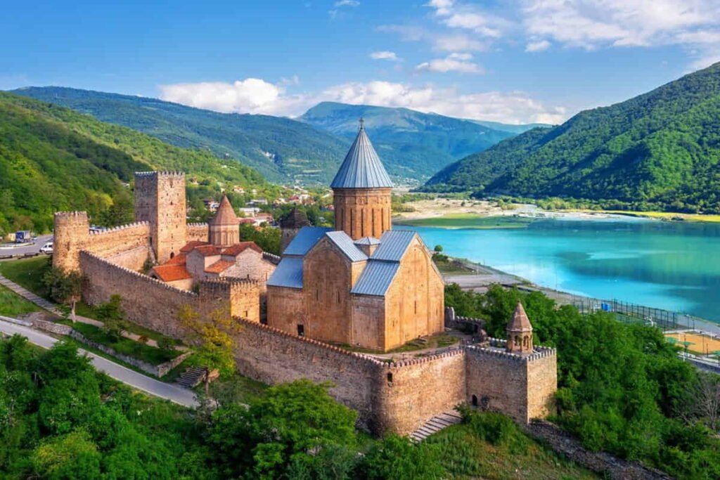 Крепость Ананури и Жинвальское водохранилище по дороге в Гудаури