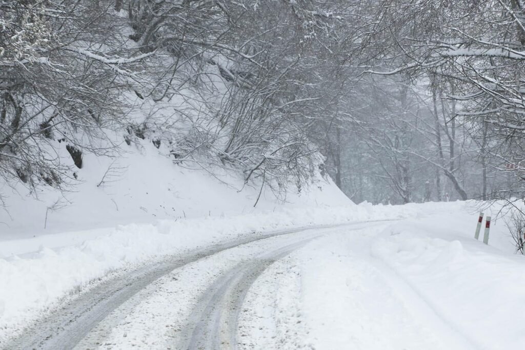Snowy road on the Georgian Military Highway between Tbilisi and Gudauri
