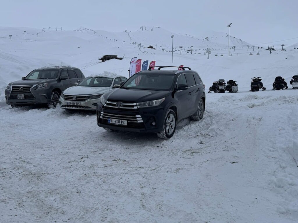 Частный трансфер из аэропорта Тбилиси в Гудаури, расположенный в Кавказских горах.
