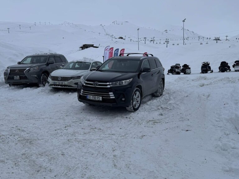 Частный трансфер из аэропорта Тбилиси в Гудаури, расположенный в Кавказских горах.