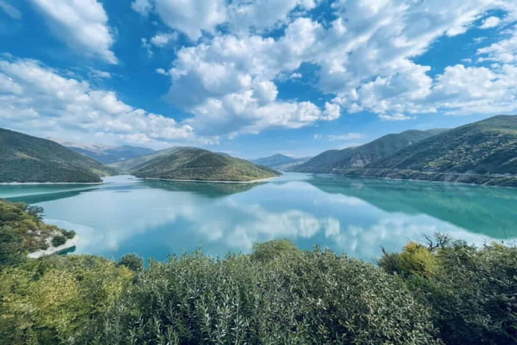 Жинвальское водохранилище на дороге из Тбилиси в Гудаури